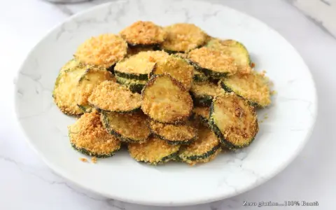 Fettine di zucchine impanate e dorate, cotte in friggitrice ad aria. Croccanti e gustose, perfette come contorno o snack.