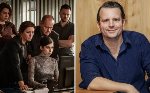 En grupp utredare samlade runt en datorskärm, och en leende man i blå skjorta. Kanske en scen från filmer och tv-program med Måns Nathanaelson.