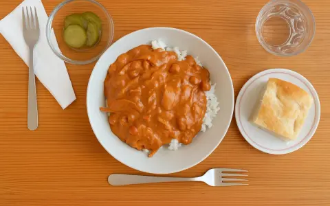 En smaklig middag med ris, curry och bröd. Perfekt för halmstad restaurang tips!