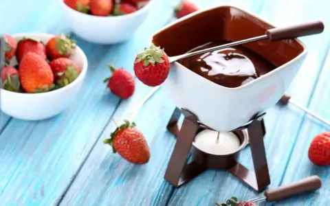 Co do fondue czekoladowego? Najlepsze dodatki i przepisy na deser