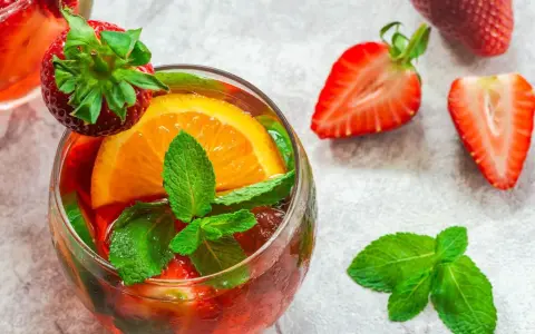 Orzeźwiający drink z truskawkami, pomarańczą i miętą. Idealny do picia z Hennessy, gdy chcesz poczuć letnią słodycz.