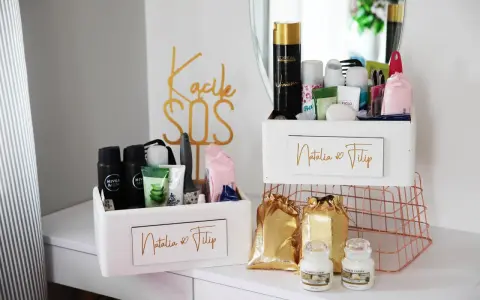 Jak przygotować koszyczek ratunkowy do łazienki? Lista niezbędników: kosmetyki Nivea Men, żele, chusteczki, spray L'Oréal, świeczki Yankee Candle.