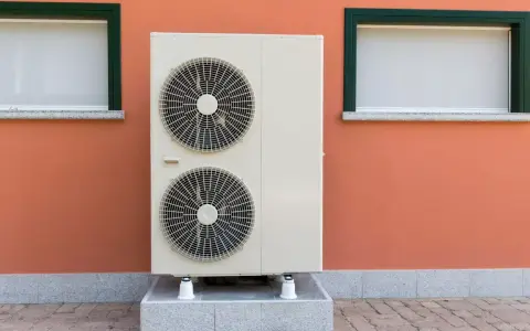 Unidad exterior de aire acondicionado con dos ventiladores. Aprende cómo se calcula el cop para optimizar su eficiencia.