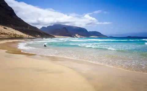 Spiaggia selvaggia a Capo Verde, ideale per surfisti. Quando andare? Primavera e autunno offrono venti perfetti.