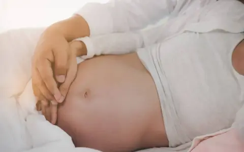 Mani che accarezzano un pancione, un momento speciale quando si inizia a sentire il bambino muoversi.