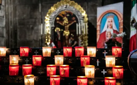 Płonące świece z wizerunkiem Matki Boskiej, symbolizujące modlitwę o uwolnienie z nałogu za kogoś.