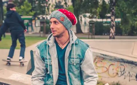 Czapki męskie: Trendy, style i jak dobrać idealną do twarzy