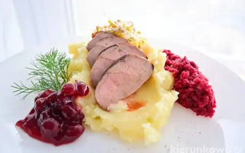 Soczysta pierś z kaczki na purée ziemniaczanym, z żurawiną i buraczkami.