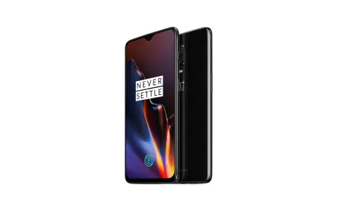 Två svarta OnePlus 6T-telefoner, en med skärmen påslagen och texten "NEVER SETTLE", den andra sedd från sidan. Ett snyggt skal för din telefon.