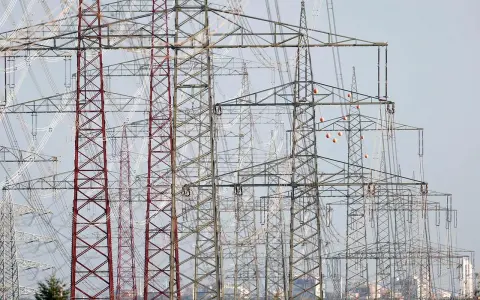 Hohe Strommasten, die Stromleitungen tragen, symbolisieren den Strom-Import und -Export Deutschlands.