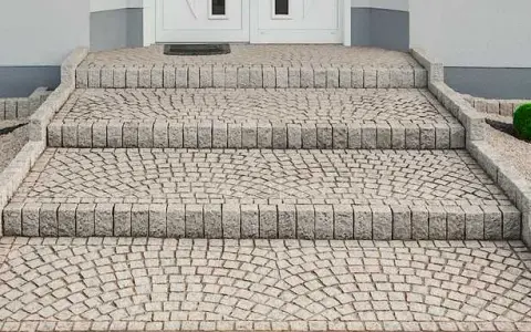 Trwałe schody z kostki na betonie? Poradnik budowy krok po kroku