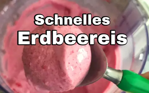 Ein Löffel hebt eine Kugel cremiges Erdbeereis mit Kondensmilch aus einer Schüssel.
