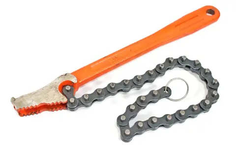 Herramienta de **llave cadena** con mango naranja y cadena metálica para filtros o tuberías.