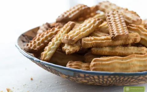 Stos ciasteczek w misce, idealnych do kawy. Pyszny przepis na ciastka, który warto wypróbować.
