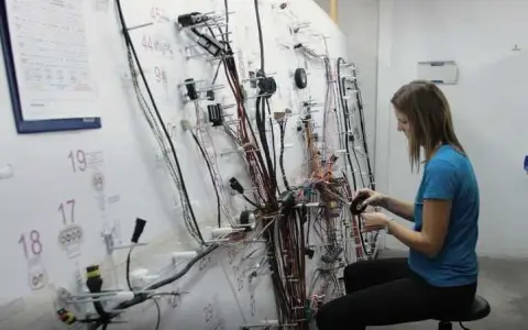 Montaż wiązek elektrycznych: Od projektu po karierę montera