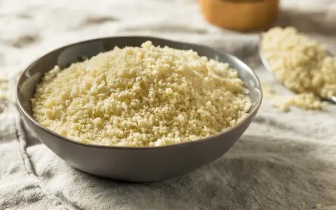 Panko co to? Chrupiąca panierka w misce, idealna do kotletów i innych dań.