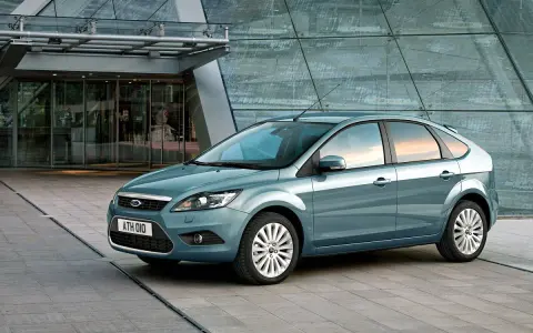 Niebieski Ford Focus MK2 1.6 benzyna. Wymiana rozrządu co 120 tys. km lub 8 lat.