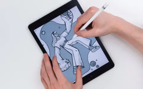 Rysowanie na tablecie graficznym to świetna zabawa! Dłonie trzymają rysik i tablet, na którym powstaje kreskówkowa postać.