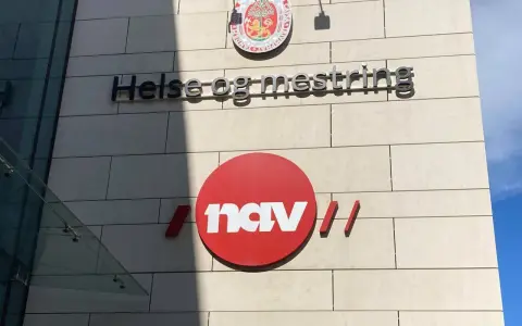Budynek z napisem "Helse og mestring" i logo NAV. To instytucja z Norwegii zajmująca się zdrowiem i wsparciem.