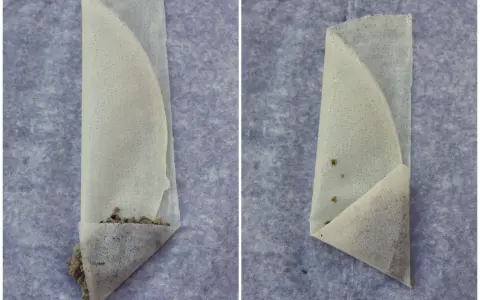 Deux étapes pour comment plier des feuilles de brick garnies en forme de triangle. La feuille est pliée sur la farce.