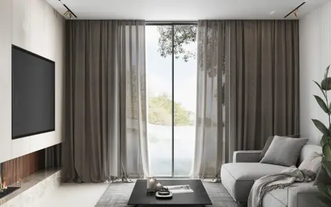 Elegante salón con chimenea, sofá gris y una ventana con cortinas que permiten combinar estores y cortinas para un ambiente acogedor.