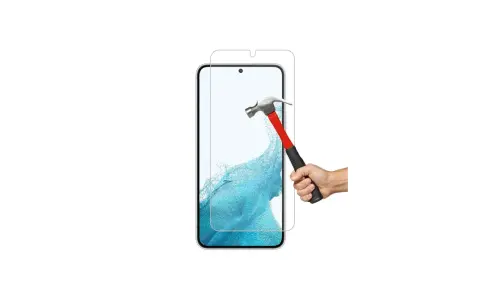 En hammare är på väg att slå mot en skärmskydd samsung s22 plus, som täcker en smartphone.