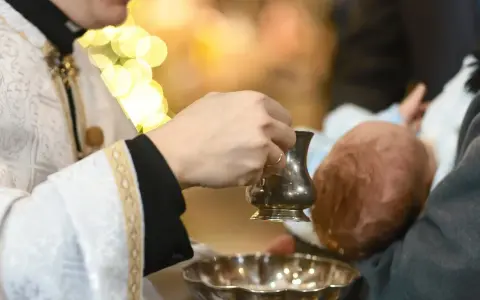 Ile na chrzciny jako gość – ile pieniędzy warto włożyć do koperty?