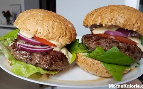 Burger z frytkami: Ile kalorii ma zestaw i jak je kontrolować?