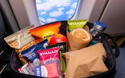 Ryanair: Wędliny w bagażu podręcznym? Uniknij problemów!