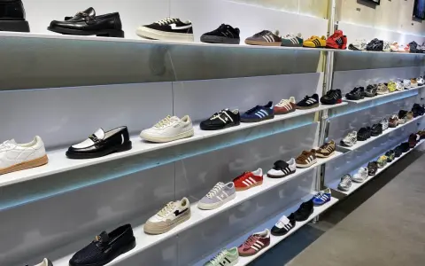 Warsaw sneaker store czy legit? Na półkach mnóstwo stylowych butów, od klasycznych adidasów po modne trampki.