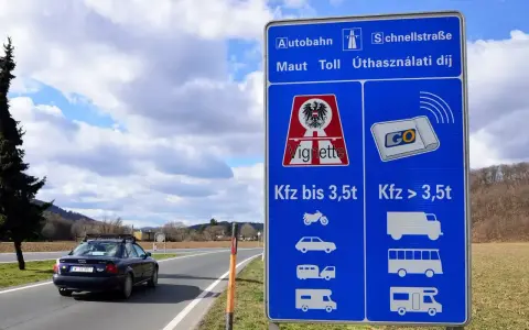 Znak drogowy w Austrii informuje o opłatach za autostrady i szybkie drogi. Winieta to forma opłaty, która jest niezbędna do podróżowania po drogach, a jej cena zależy od rodzaju pojazdu.