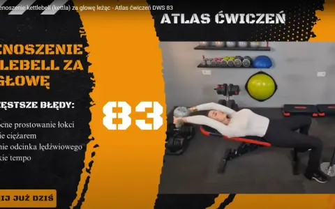 Kobieta wykonuje ćwiczenia z kettlem leżąc na ławce. Poprawne przenoszenie ciężaru nad głowę to klucz do sukcesu.