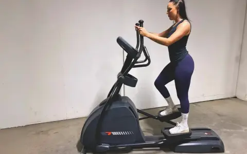 Kvinna tränar på crosstrainer och bygger upp sina muskler.