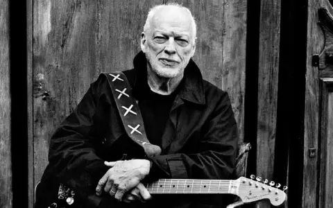 David Gilmour z gitarą, wspominający swoje dzieciństwo i pierwsze dźwięki muzyki.