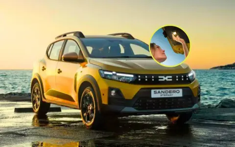 El Sandero Stepway 2026 amarillo, listo para la aventura junto al mar. Una mujer abre el maletero, iluminando el camino.