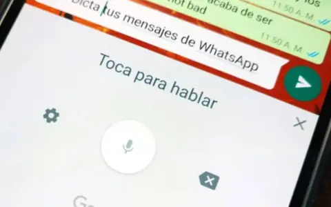 Ekran telefonu z komunikatorem. Widoczna instrukcja "Toca para hablar" i ikona mikrofonu, pokazująca jak włączyć pisanie głosowe.