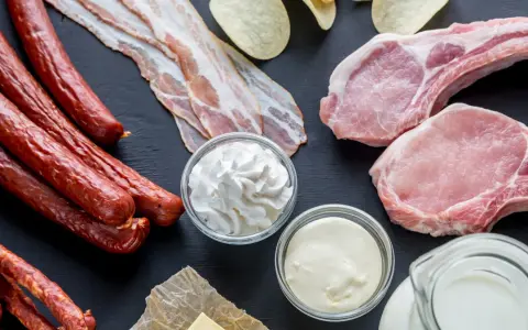 Kiełbaski, boczek, kotlety, śmietana, masło i mleko – produkty bogate w tłuszcze nasycone.