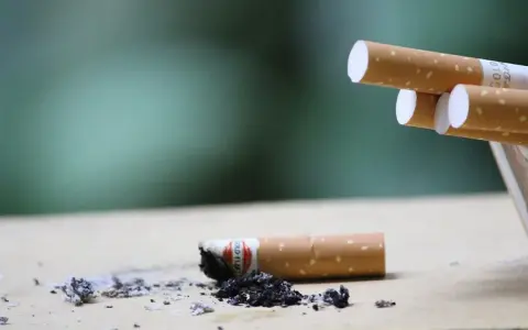 Cenicero con colillas y ceniza. Consejos para saber como quitar el olor a tabaco de la casa.
