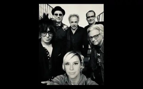 Bandmedlemmar poserar för en bild. Kanske är det Cat Power i Stockholm, redo för en spelning.