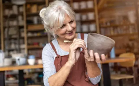 Uśmiechnięta starsza pani tworzy ceramiczną misę, znajdując ukojenie w pasji. To piękny sposób na walkę z samotnością osób starszych.