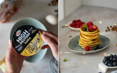 Jak zrobic proteinowe pancakes? Na zdjęciu widać składniki: pudding proteinowy i gotowe placuszki z owocami.