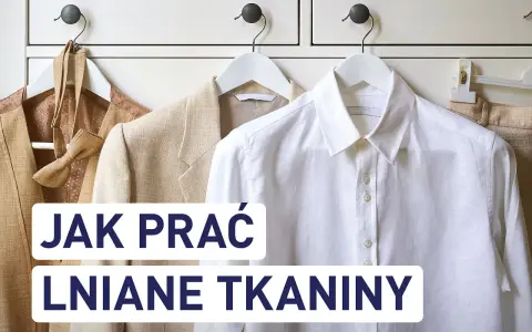 Jak prać len, by ubrania służyły latami. Eleganckie lniane marynarki i koszula wiszą na wieszakach.