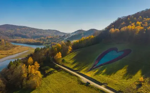 Bieszczady atrakcje: serce na łące, rzeka i jesienne wzgórza.
