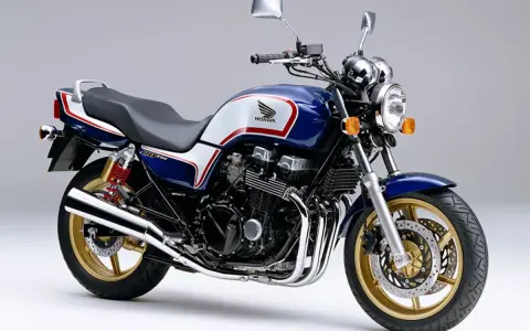 Klasyczny motocykl Honda CB 750 Seven Fifty. Dane techniczne tego modelu to legenda.