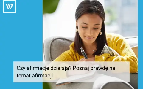 Kobieta pisze w notesie, zastanawiając się nad mocą afirmacji. Czy afirmacje działają? Poznaj prawdę.