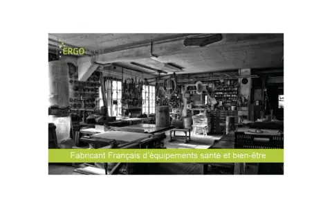 Atelier d'un fabricant français d'équipements pour l'ergonomie poste de travail industriel debout. Outils et établis bien rangés.