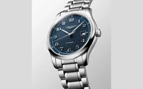 Elegante orologio Longines con quadrante blu testurizzato, numeri arabi argentati e datario. Il cinturino in acciaio lucido completa questo gioiello di precisione, un vero tesoro tra gli orologi.