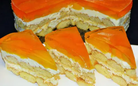 Pyszne ciasto z brzoskwiniami i mascarpone, z warstwami biszkoptów i pomarańczowej galaretki. Idealne na deser!