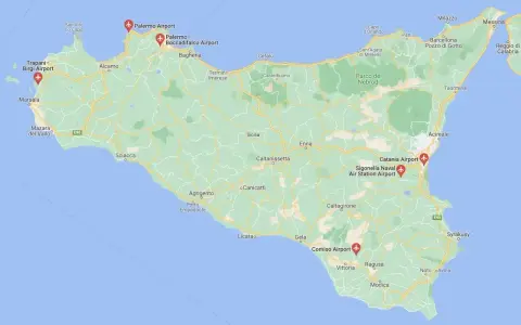 Mapa Sycylii z zaznaczonymi lotniskami: Palermo, Trapani-Birgi, Catania, Sigonella i Comiso.