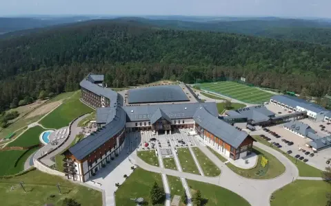 Hotel Arłamów, dzieło wizjonerskiego właściciela, w otoczeniu zielonych wzgórz. Kompleks hotelowy z basenem i boiskiem piłkarskim.